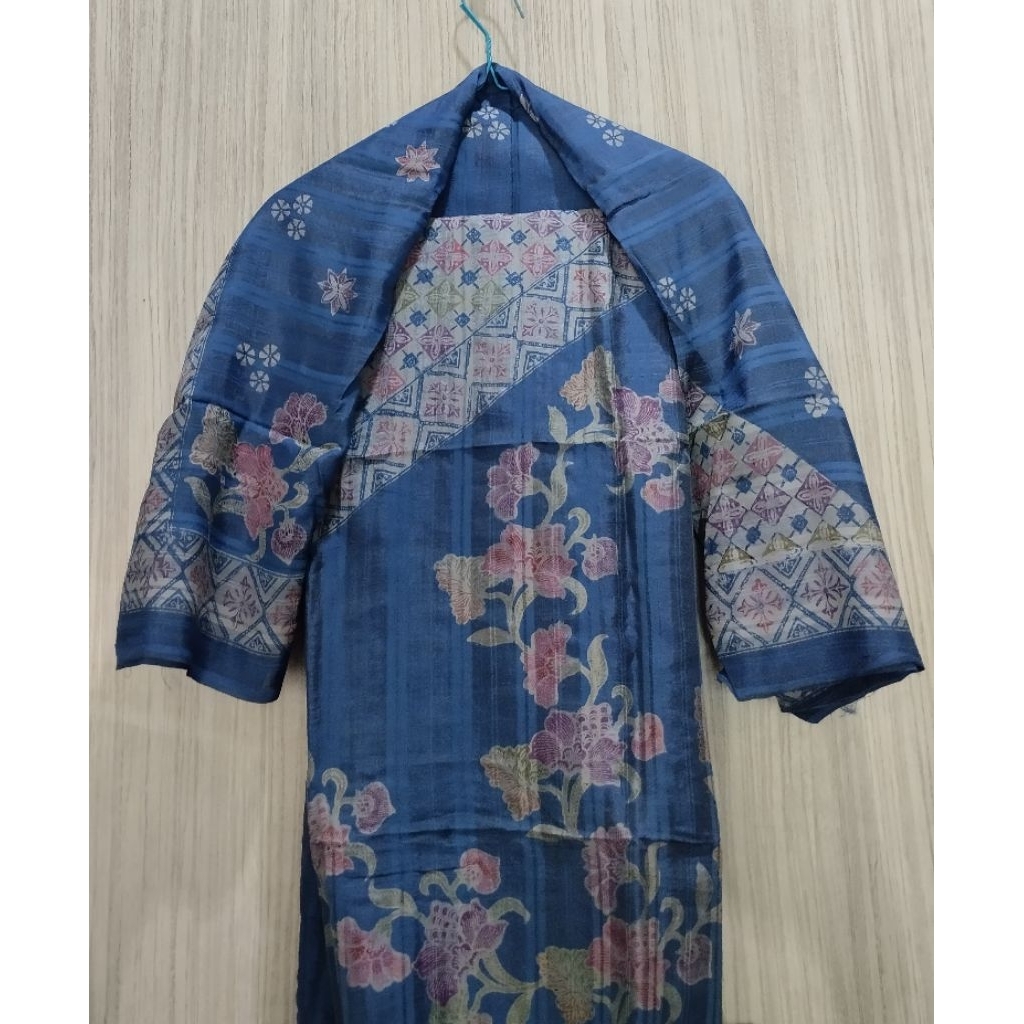 Kain gamis bahan serat warna biru motif bunga