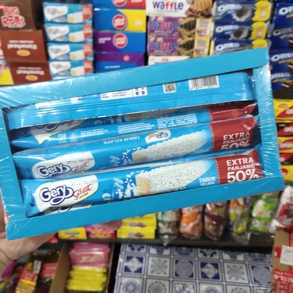 Gery Saluut Wafer Coconut Tabur Kelapa