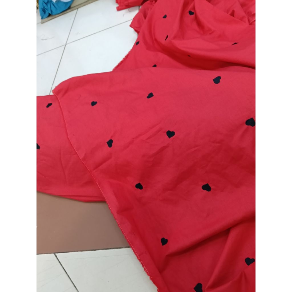 KAIN KATUN BORDIR PMOTIF LOVE HITAM WARNA DASAR KAIN MERAH