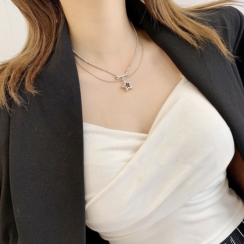 Kalung Choker Berlapis Ganda dengan Liontin Bintang Berlubang Minimalis