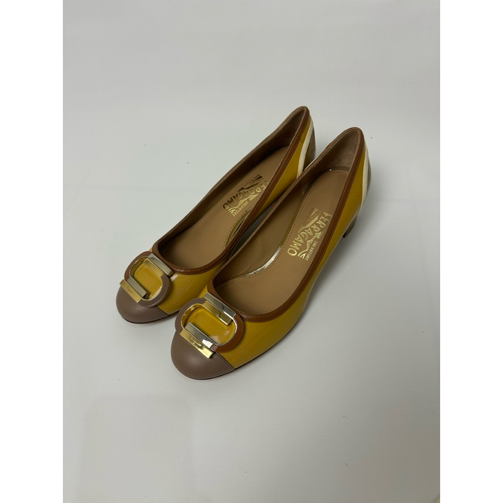 Sepatu pumps wanita Salvatore Ferragamo