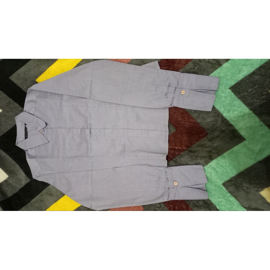 Kemeja slim fit wanita