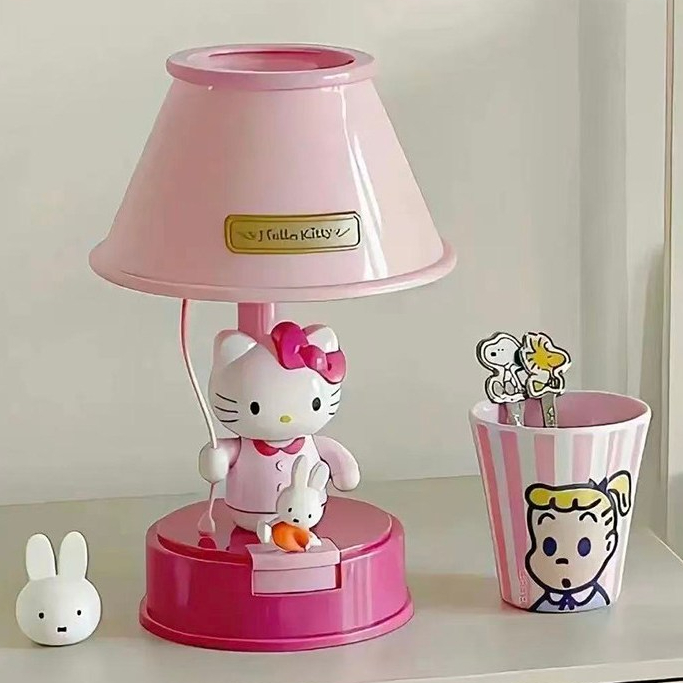 [FAST PO] Lampu Meja Hello Kitty Bisa Bergerak Pink Imut– Lampu Tidur Cute Aesthetic Kamar