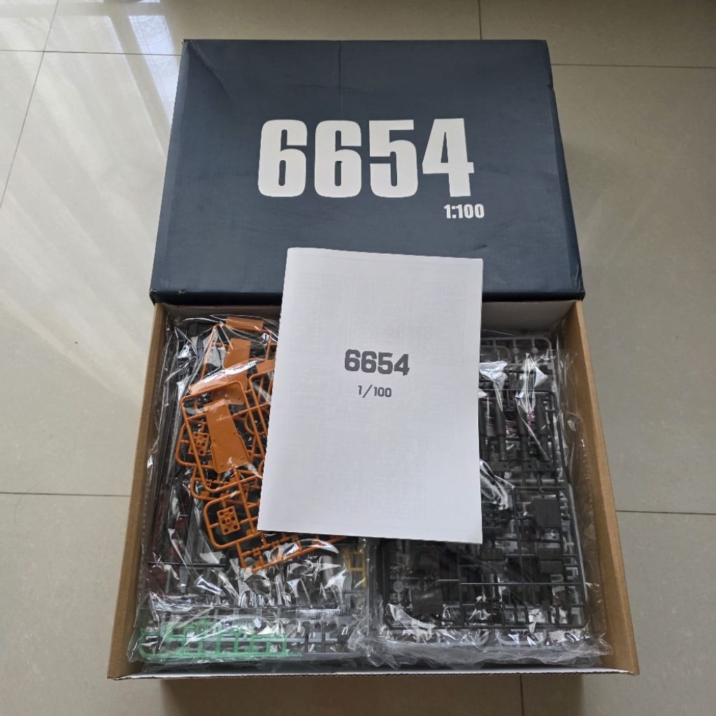 Daban Model MG 1/100 6654 FA78 Full Armor Thunderbolt Model Kit with Water Slide Decal included