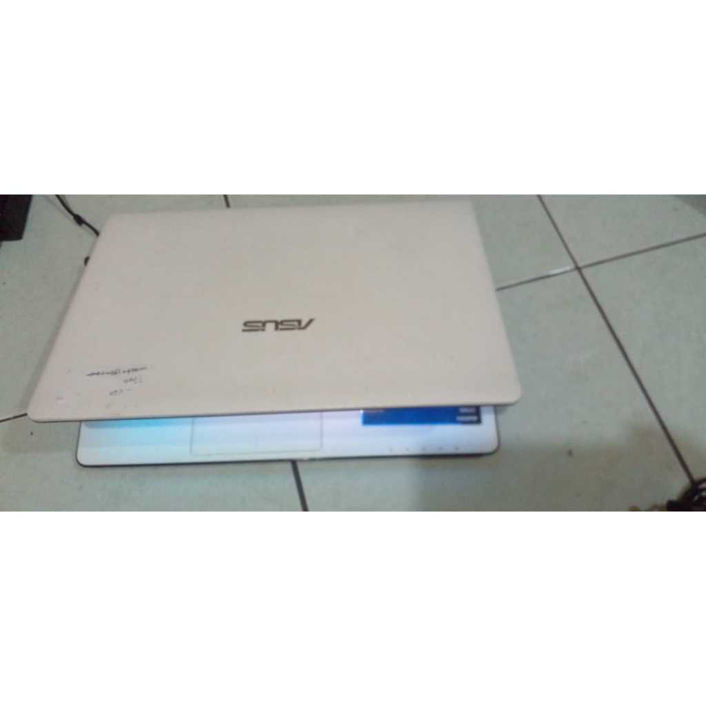 Laptop Asus X401U- AMD C-60 APU-RAM 2GB HDD 320GB
