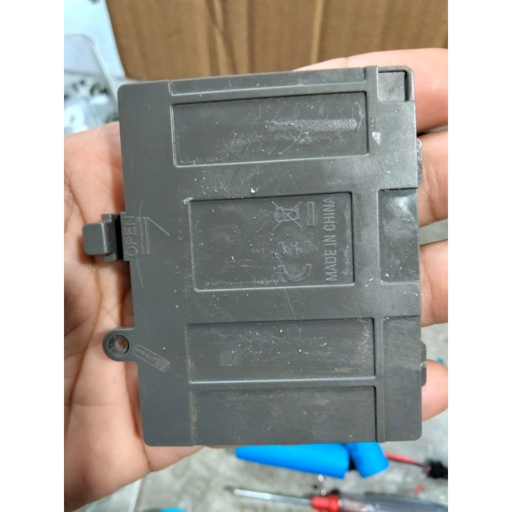 Tutup cover baterai rc excavator yigong