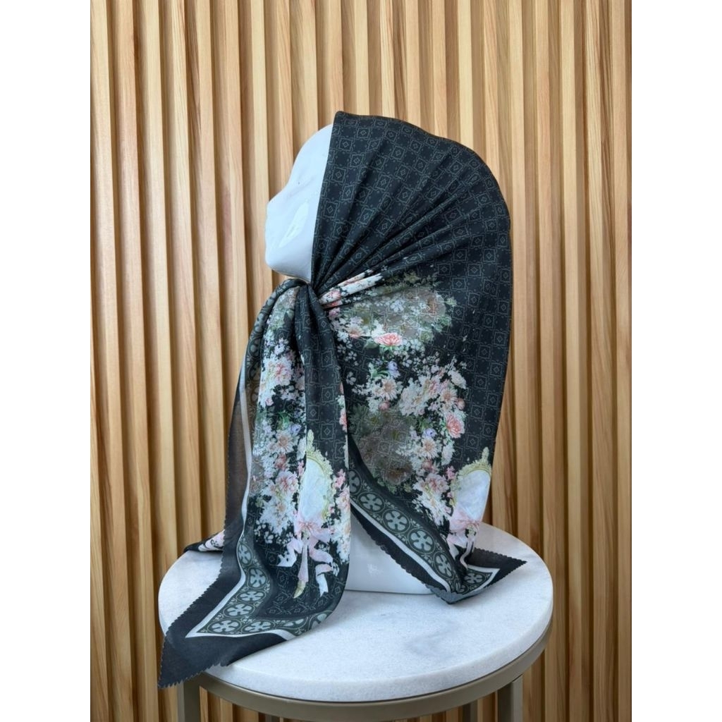 HIJAB SEGI EMPAT VOAL MOTIF BUNGA CERMIN HITAM