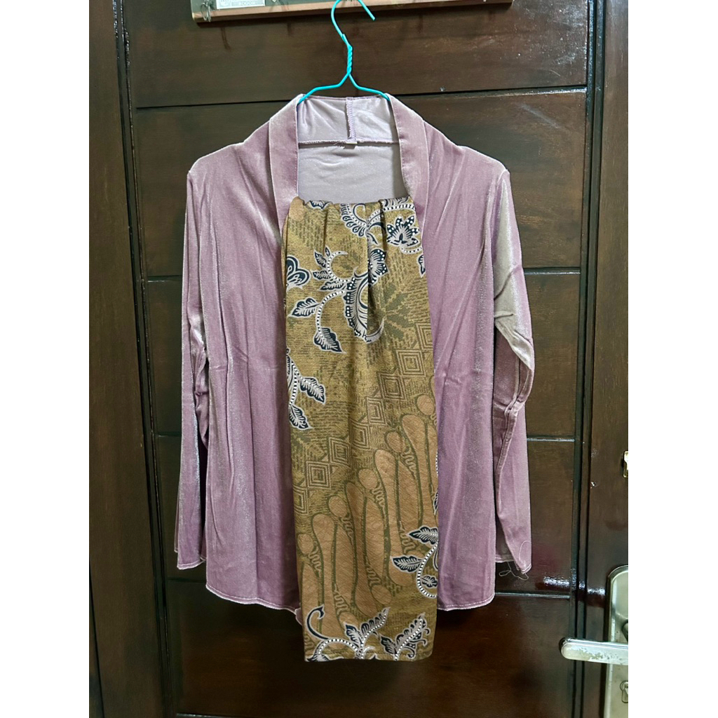 Baju kondangan, baju lamaran.