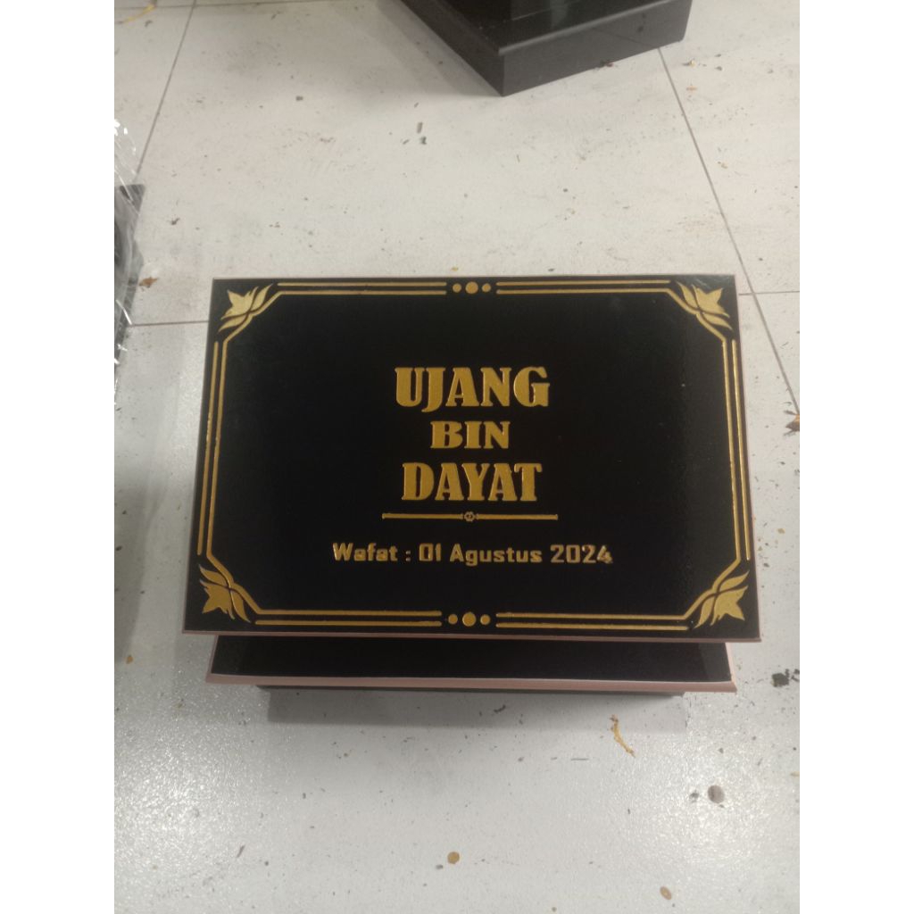 batu nisan kijing jahul makam keramik motif toga kecil ukuran 20x30