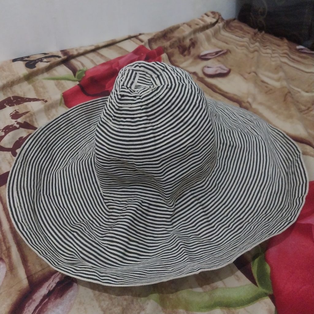 [ Preloved ] Topi camping & Pantai Wanita Abu