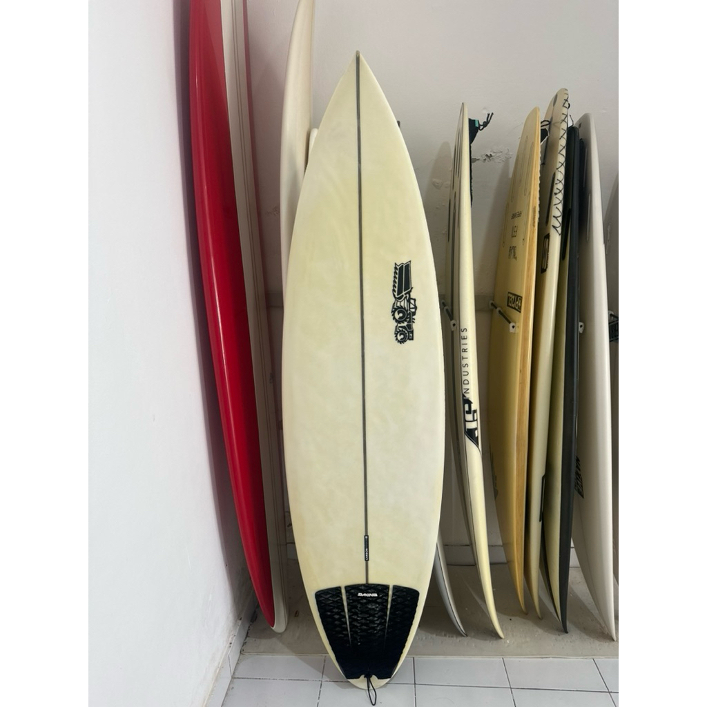 papan surfing/surfboard JS second condisi masih bagus