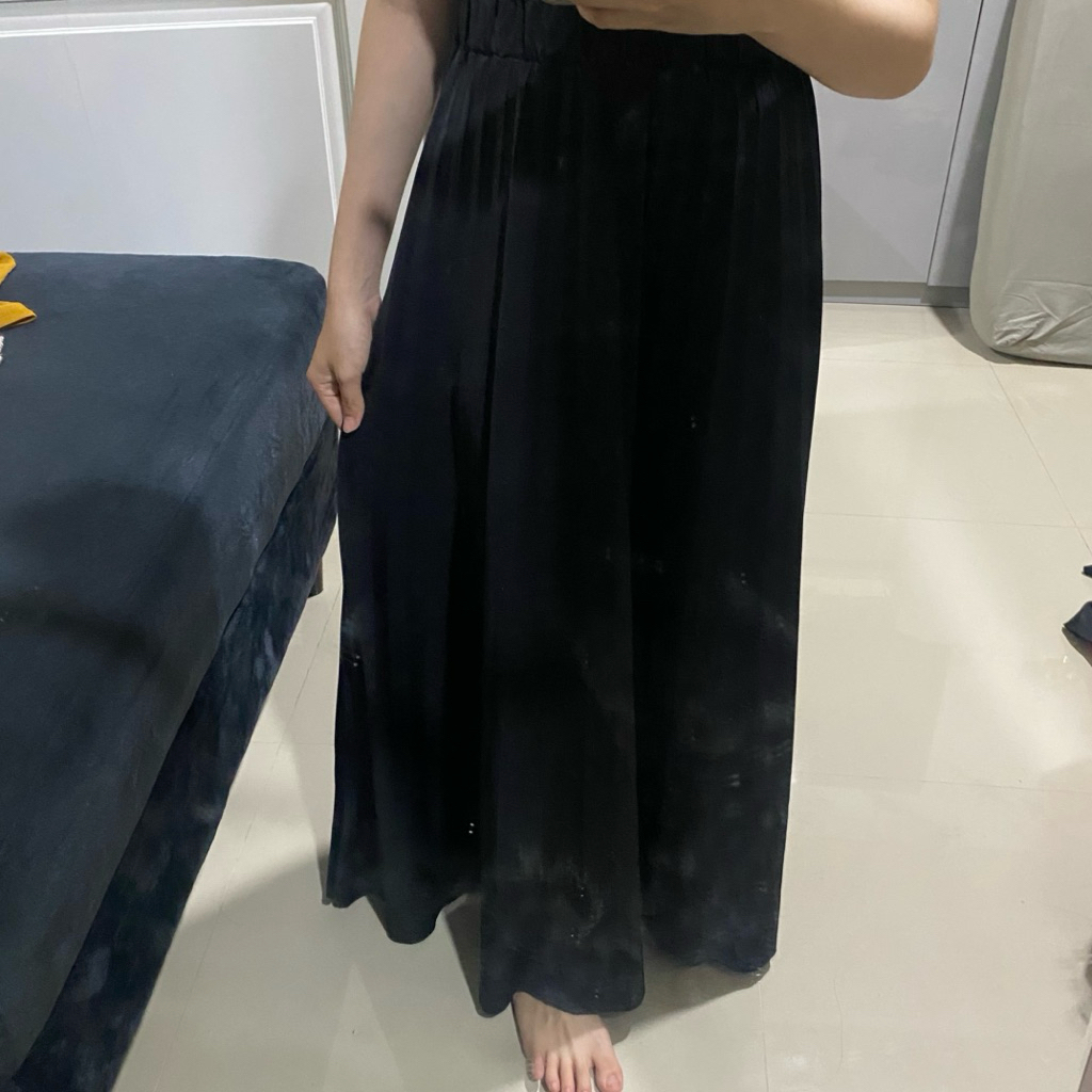 rok plisket hitam panjang -preloved