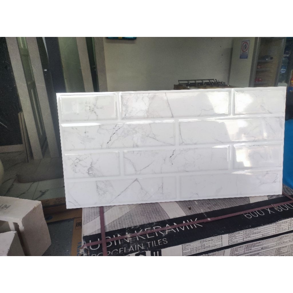 Keramik Dinding Cutting 30x60 Canna White