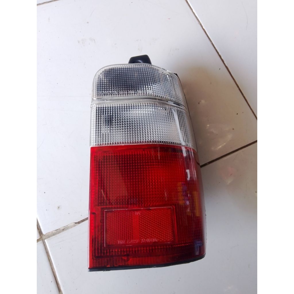 Lampu belakang Toyota kijang Lgx 2000/2002(kanan)