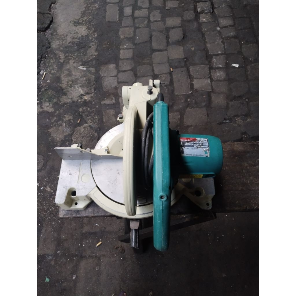 mesin pemotong aluminium/almini 10inch makita LS1040 bekas normal original