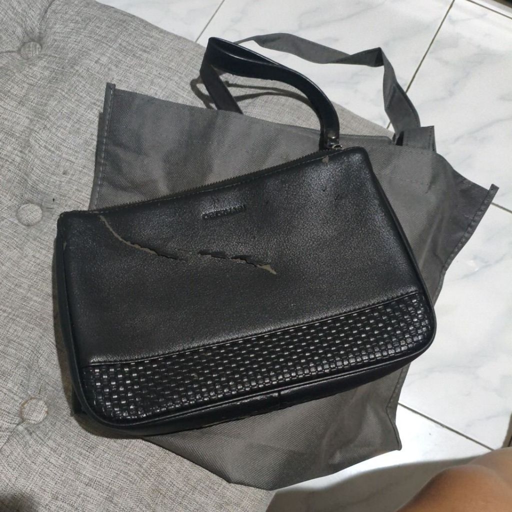tas clutch obermain bekas lembab di taruh di gudang