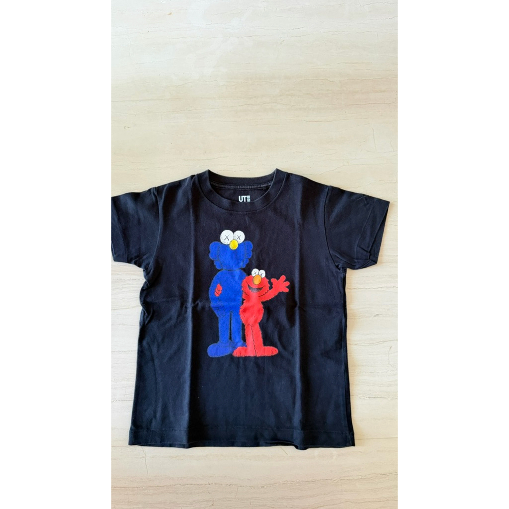 preloved unisext tshirt uniqlo kaos anak uniqlo size 130 x kaws