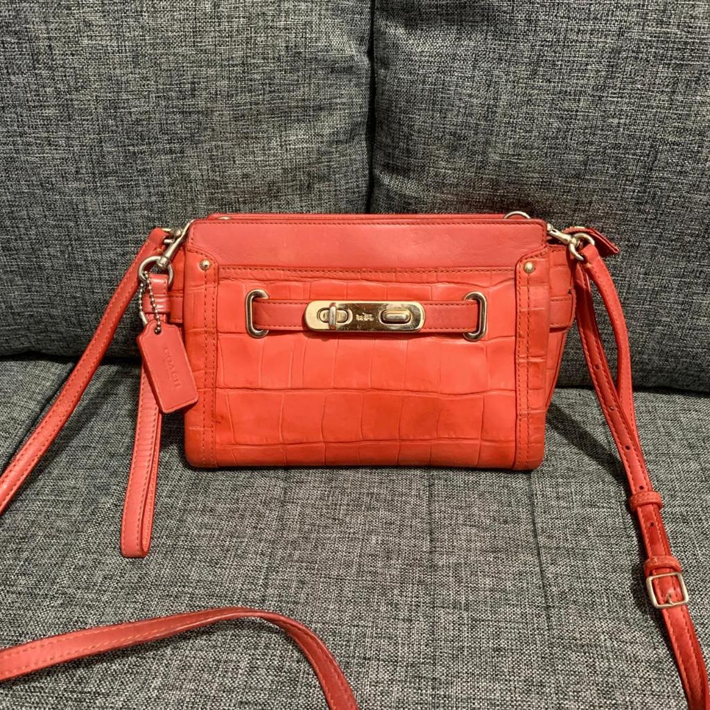 Preloved Tas Coach Swagger Wristlet Crossbody Croc Embossed Red Authentic Original