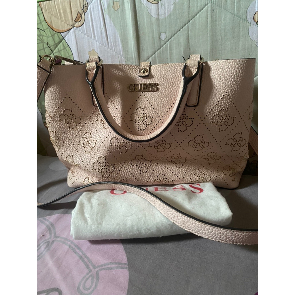 Preloved Tas Guess amara Ori counter/kondisi seperti difoto yg mengelupas