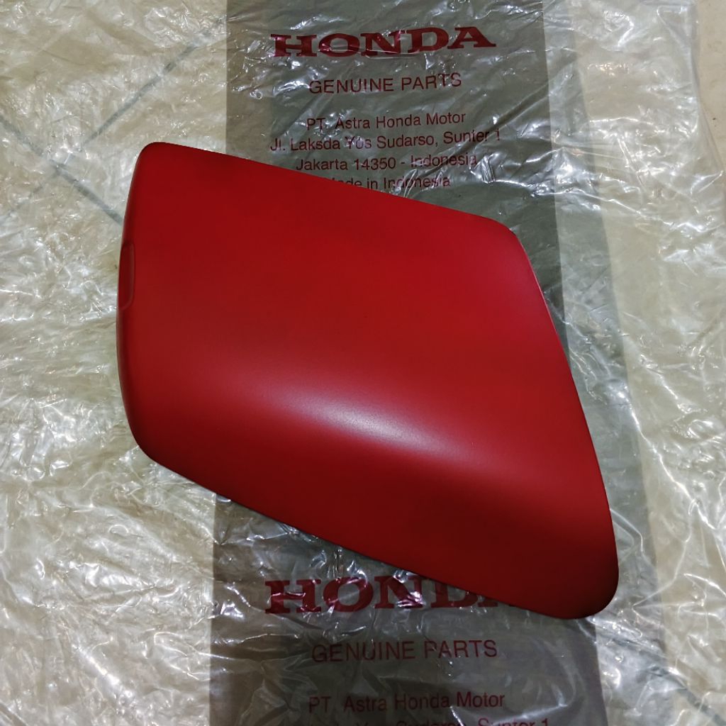 TUTUP LACI  LUAR HONDA SCOOPY 2025 GEN 2 COVER LID POCKET SCOOPY NEW 2025 K2F ORIGINAL MERAH DOFF