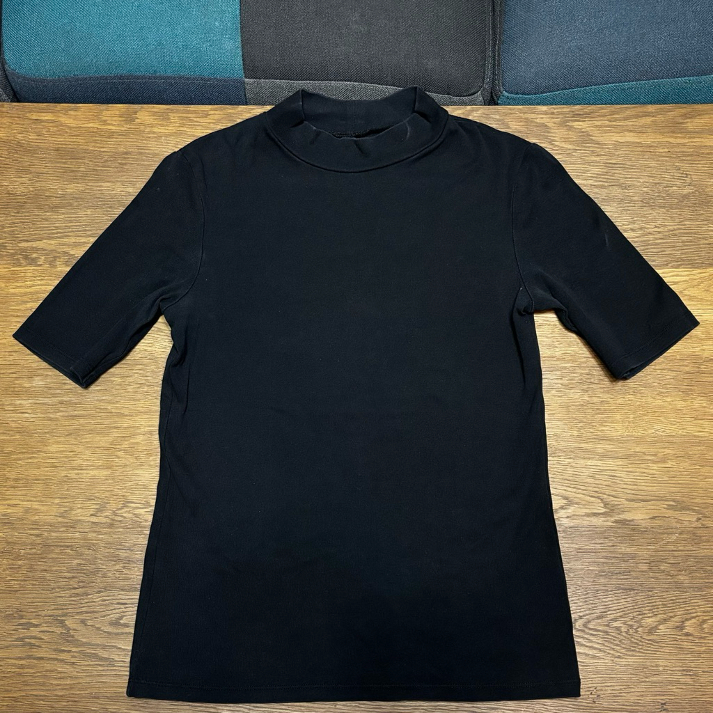 Uniqlo Mock Neck Top Hitam – Basic Premium Adem & Stretch