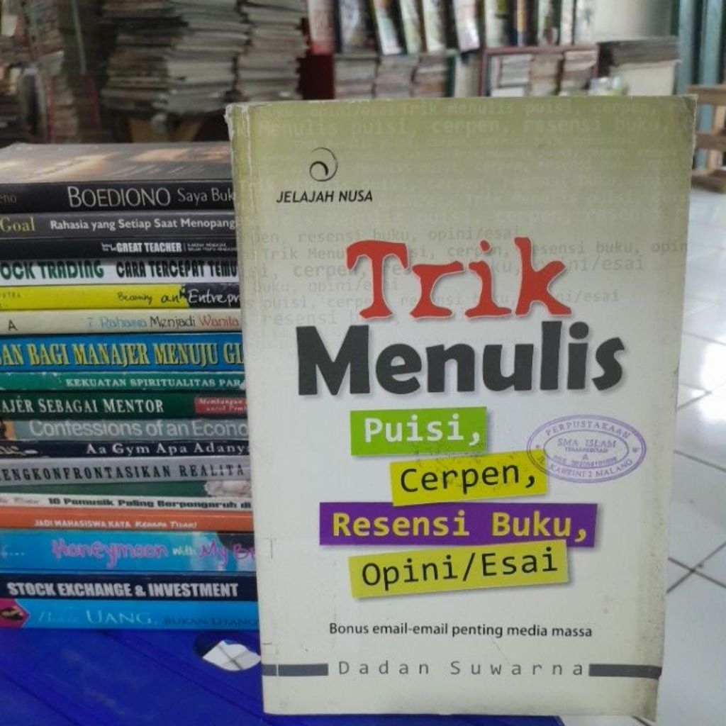 TRIK MENULIS PUISI SERTA MERESENSI BUKU OPINI ESSAY (DADAN SUWARNO) BUKU BEKAS