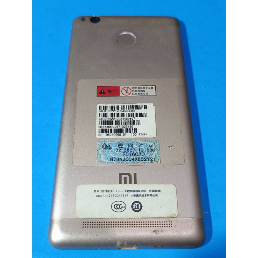 Tutup belakang atau backdoor Hp Redmi3s sudah termasuk sidik jari dan tombol on of  vol luar second 