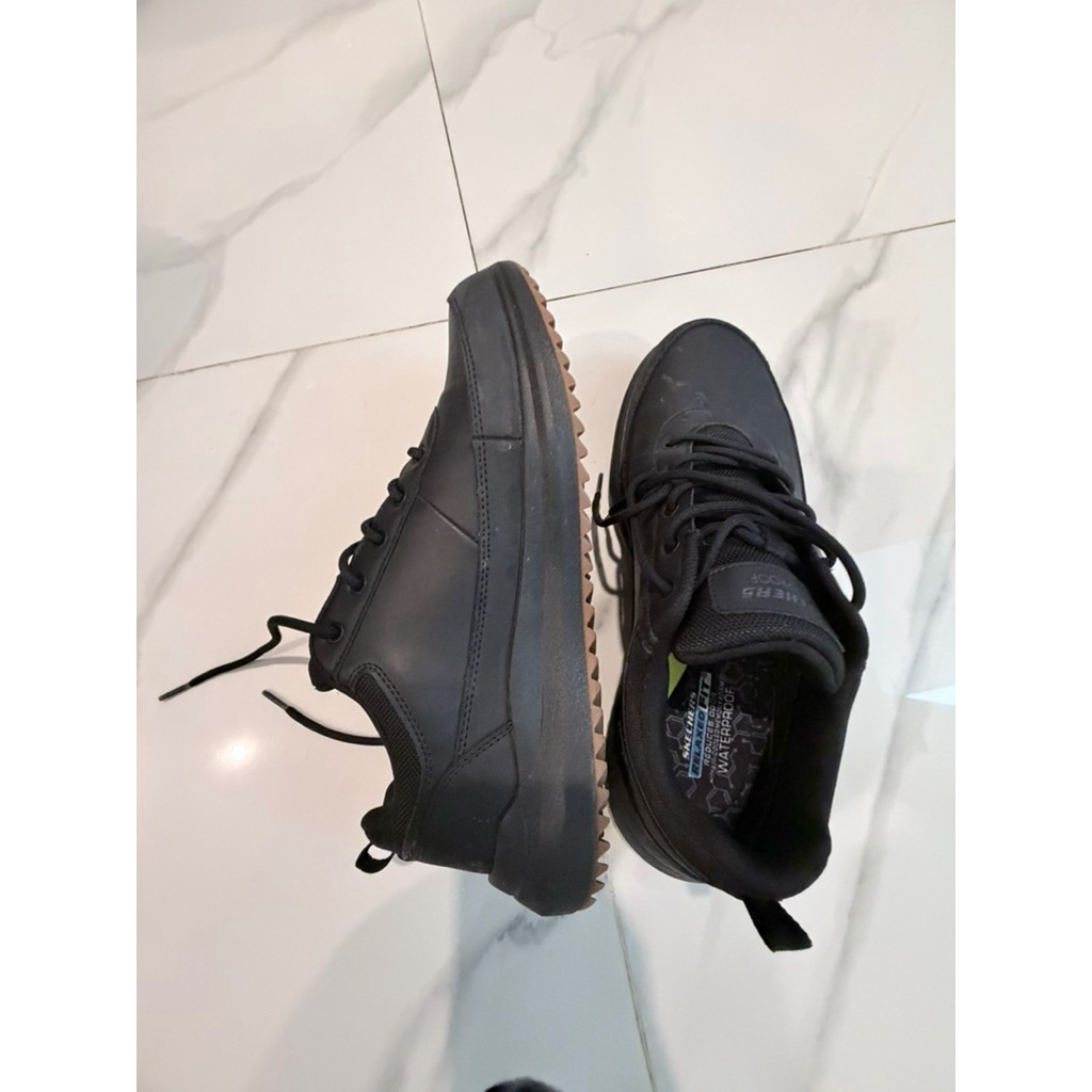 Sepatu Pria Skechers warna hitam size 46