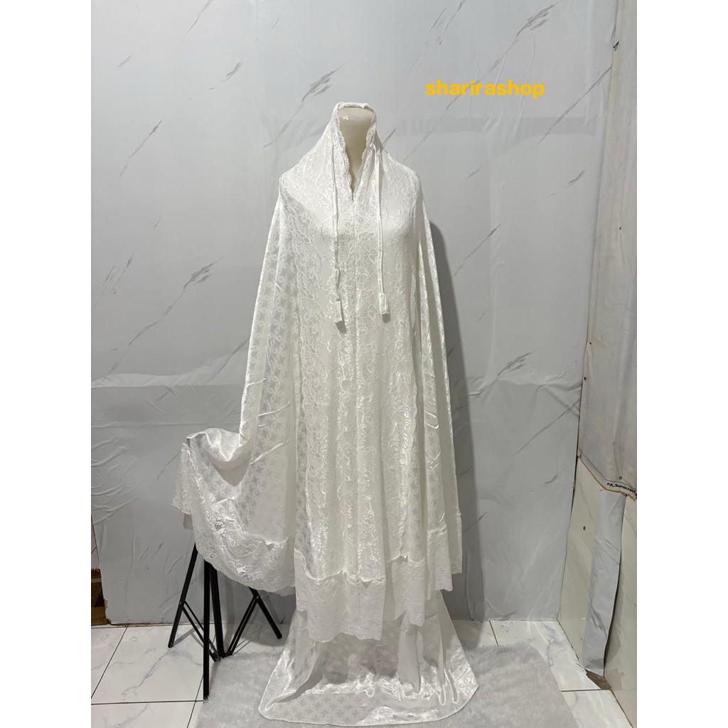 MUKENA LEBARAN ,MUKENA PUTIH DAN HITAM SILK ARMANI MOTIF JAGUAR,MUKENA PUTIH DAN HITAM BAGUS