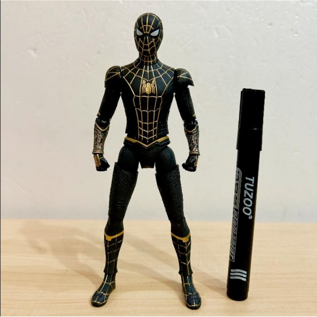Mainan action figure Spider-Man in his Black & Gold suit from the movie Spider-Man: No Way Home, lik