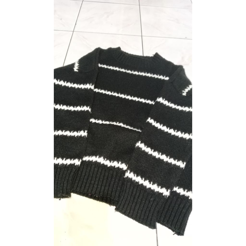 Sweater Rajut Belang Hitam Putih