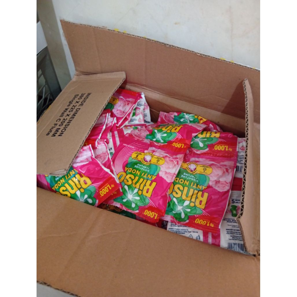 1 KARTON RINSO BUBUK DETERGEN ISI 126 SACHET 21 RENTENG WANGI TANPA PEWANGI
