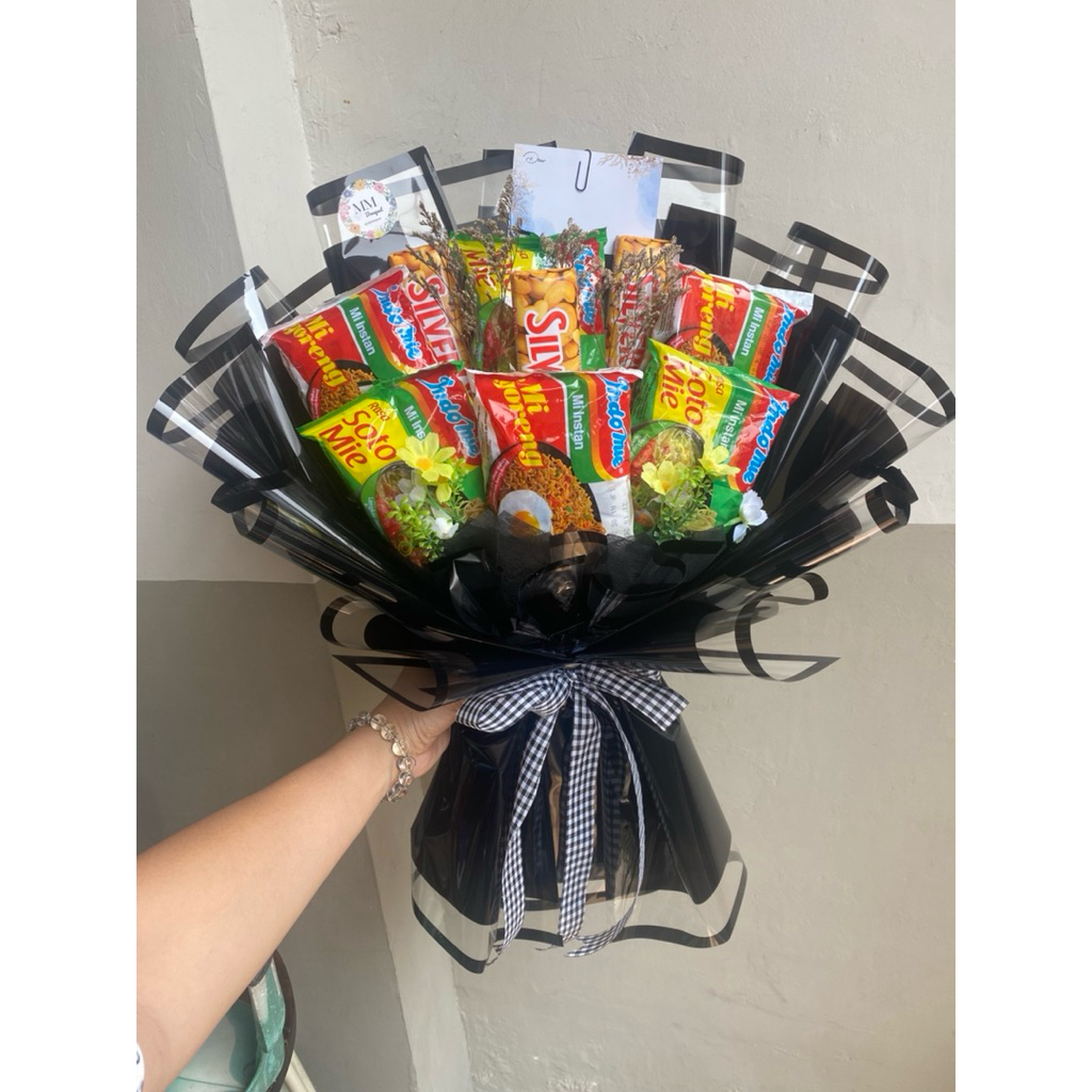 Buket coklat silverqueen dan indomie-buket snack