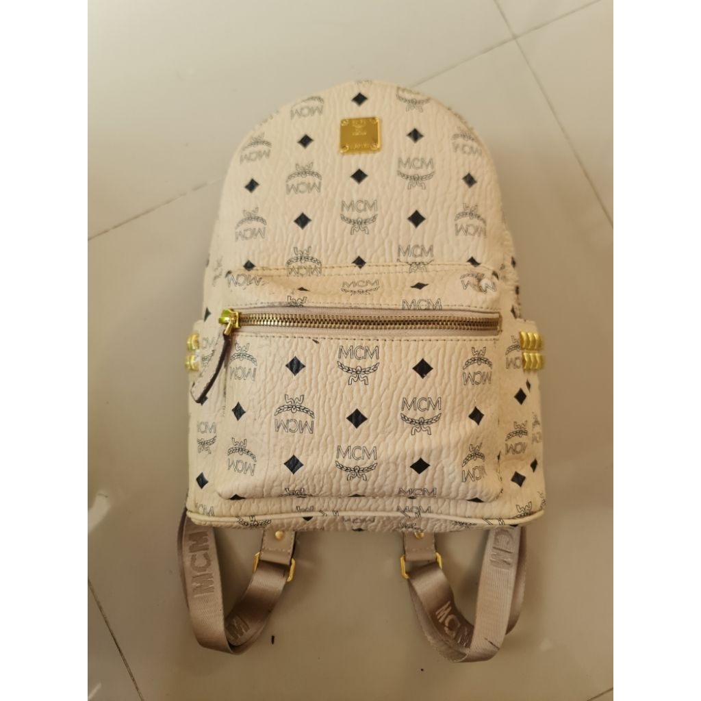 139. Tas Ransel Wanita MCM Munchen Biege Medium
Mantan / Bekas / Second

Size : 26cm x 12cm × 31cm

