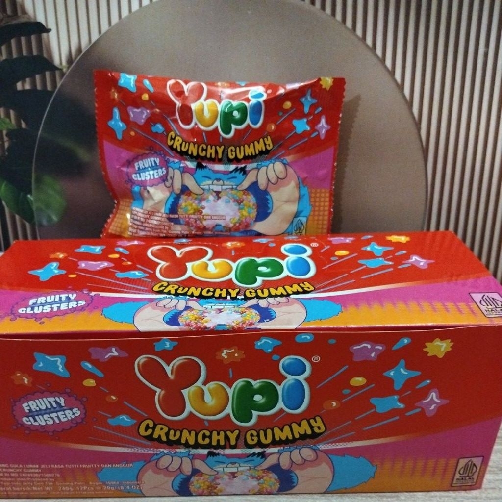 Yupi Crunchy Gummy Fruity Clusters isi 12 bungkus