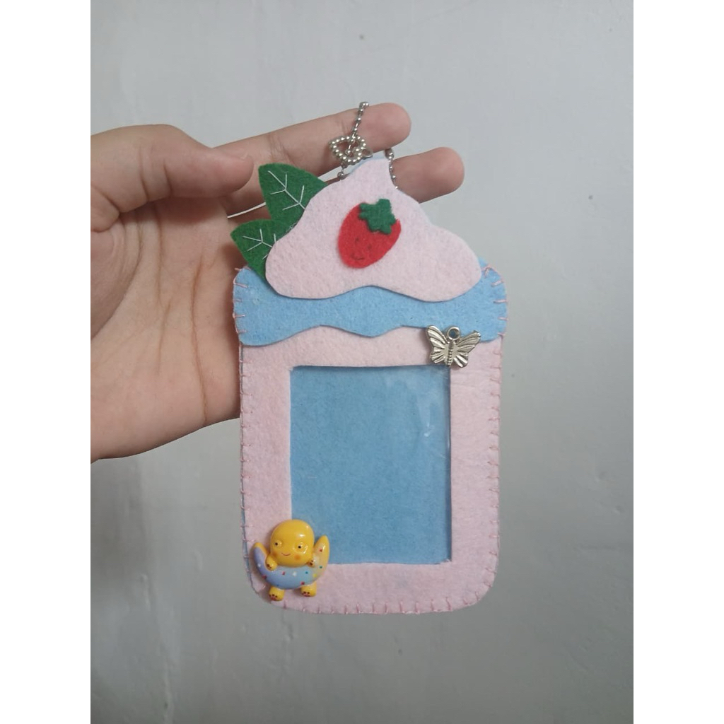 card holder ( gantungan tas untuk kartu )