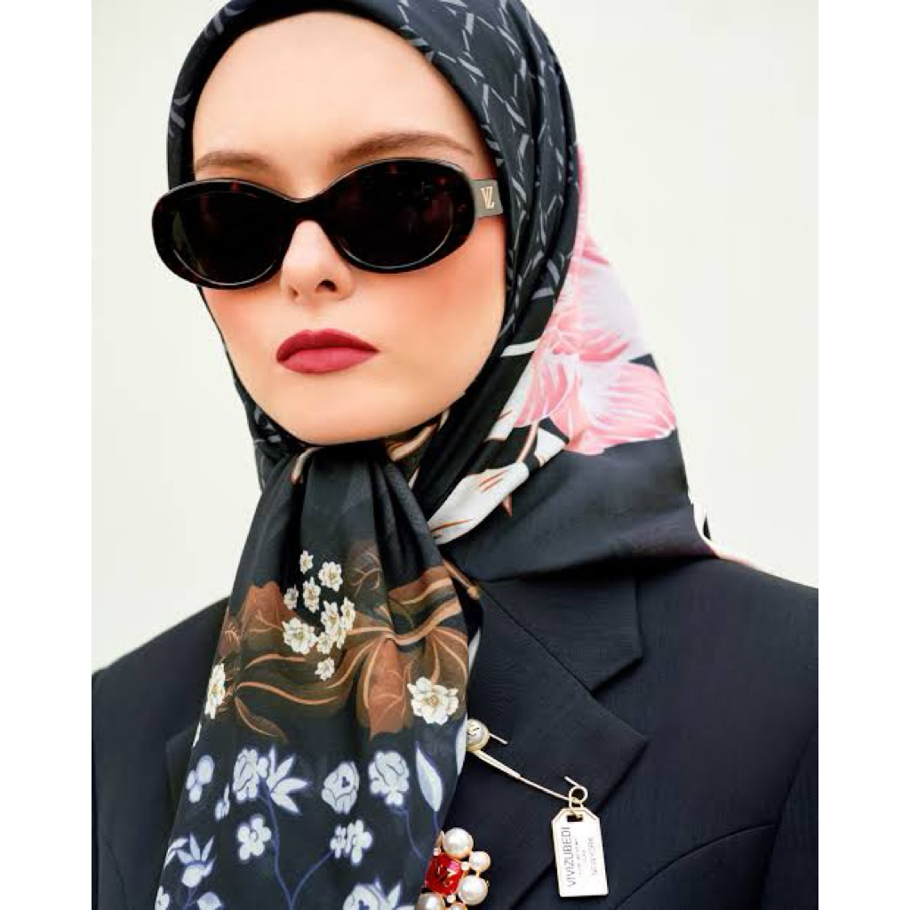 PRELOVED EXCELLENT CONDITION VZ VIVIZUBEDI ALLURE SCARF BLACK