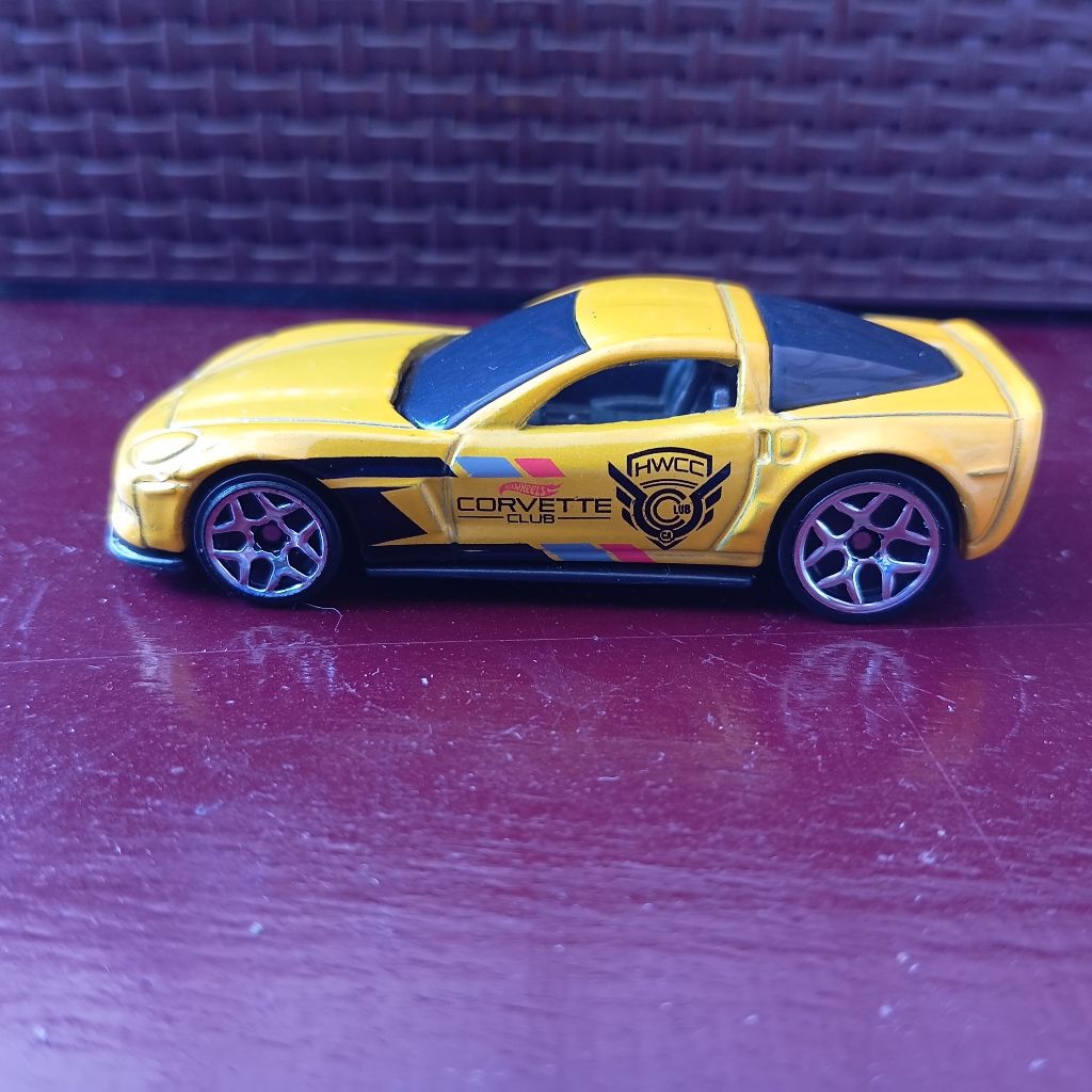 Hot wheels loose 12 Corvette Z06 2012 dari gift pack