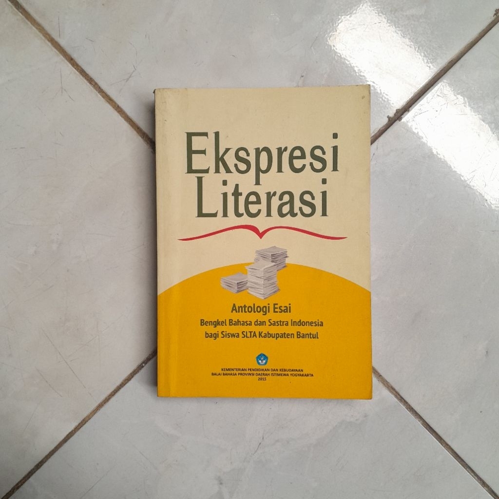 Buku Ekspresi Literasi(Antologi Esai)