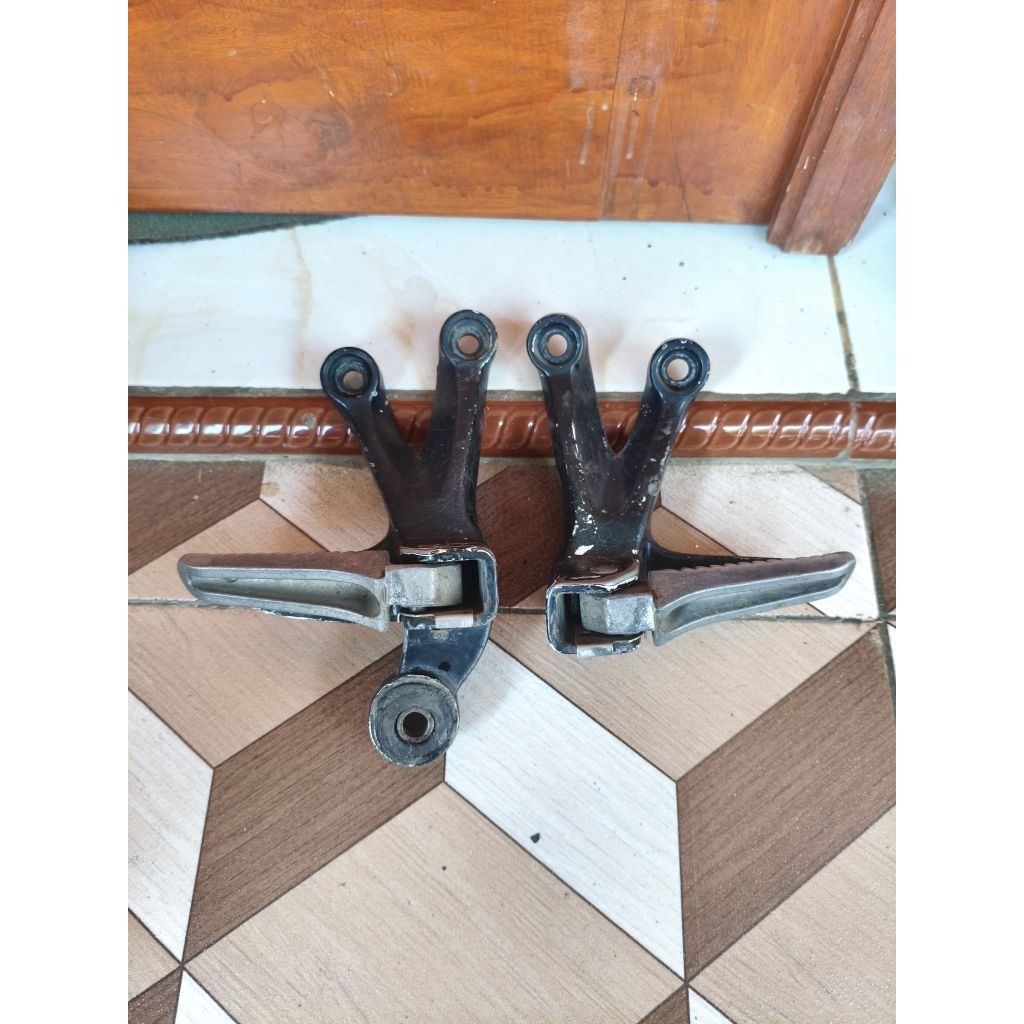 dudukan footstep foot step belakang kanan kiri suzuki satria f fu 150 original ori asli second