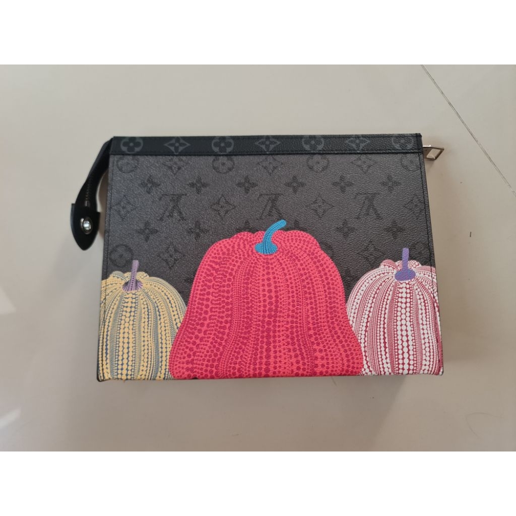 138. Tas Handbag Clutch Pria Louis Vuitton Black
Like New

Size : 26cm x 5.5cm x 20cm

Bahan Kulit P