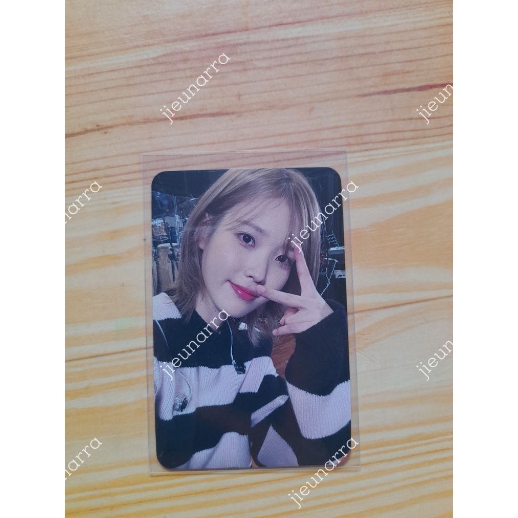 IU Official Photocard - PC Fansign Apple Music