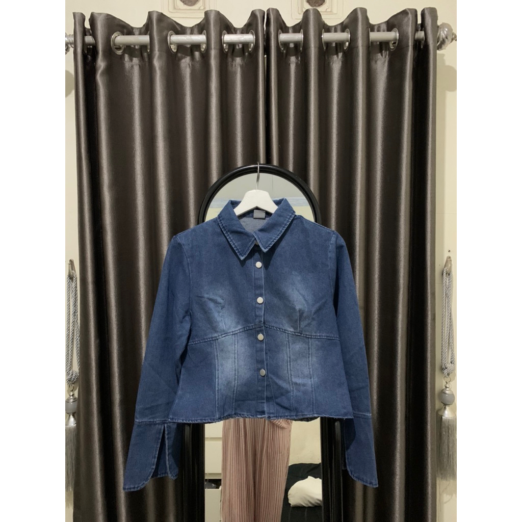 Kemeja denim this is april