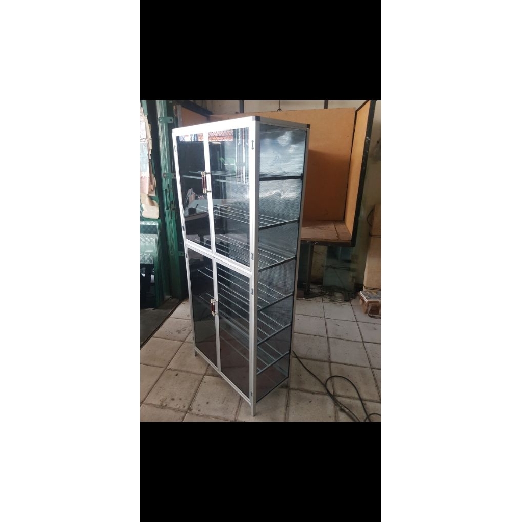 Rak Lemari Sepatu Sandal alumimium kaca modern