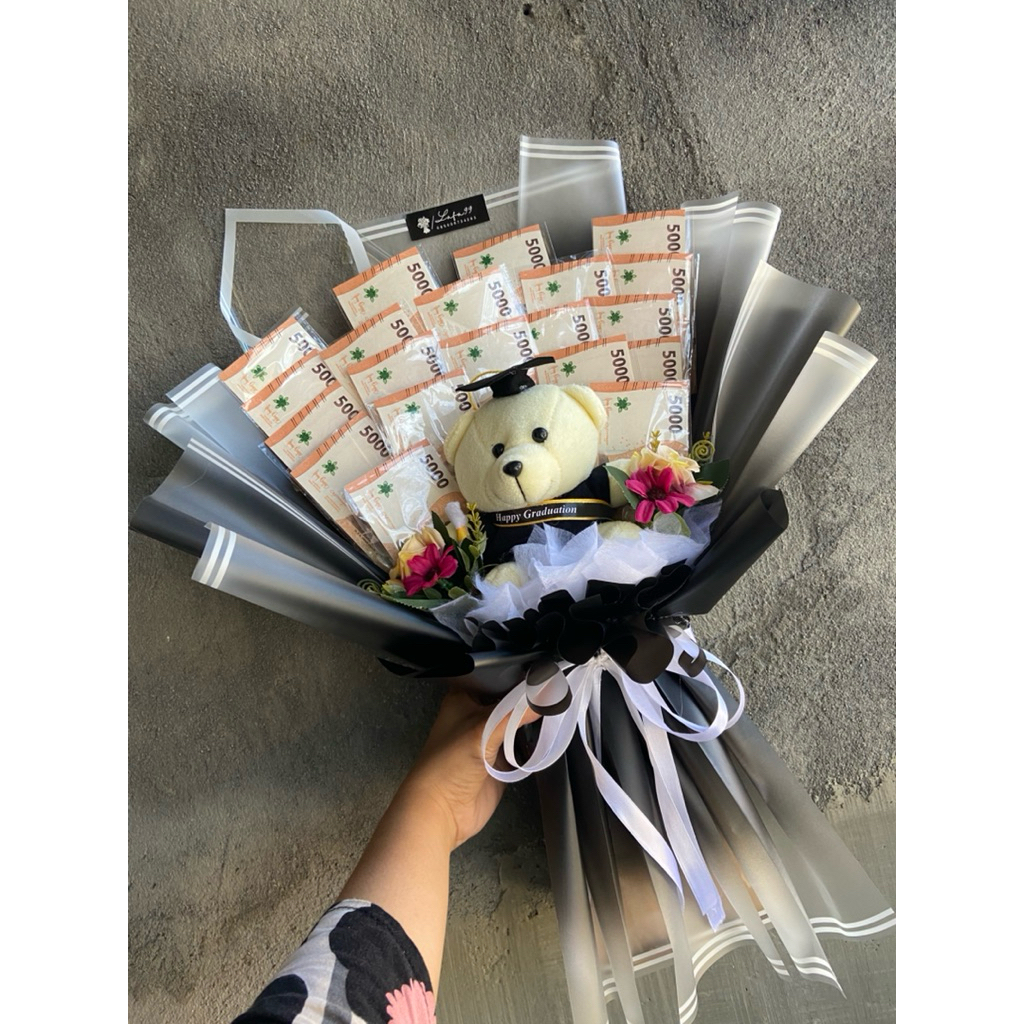 Buket wisuda boneka sama uang 100 ribu asli