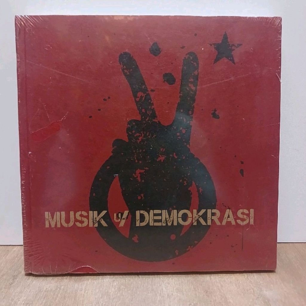 Buku Foto ANTARA- Musik Untuk Demokrasi - Kurator Oscar Motuloh