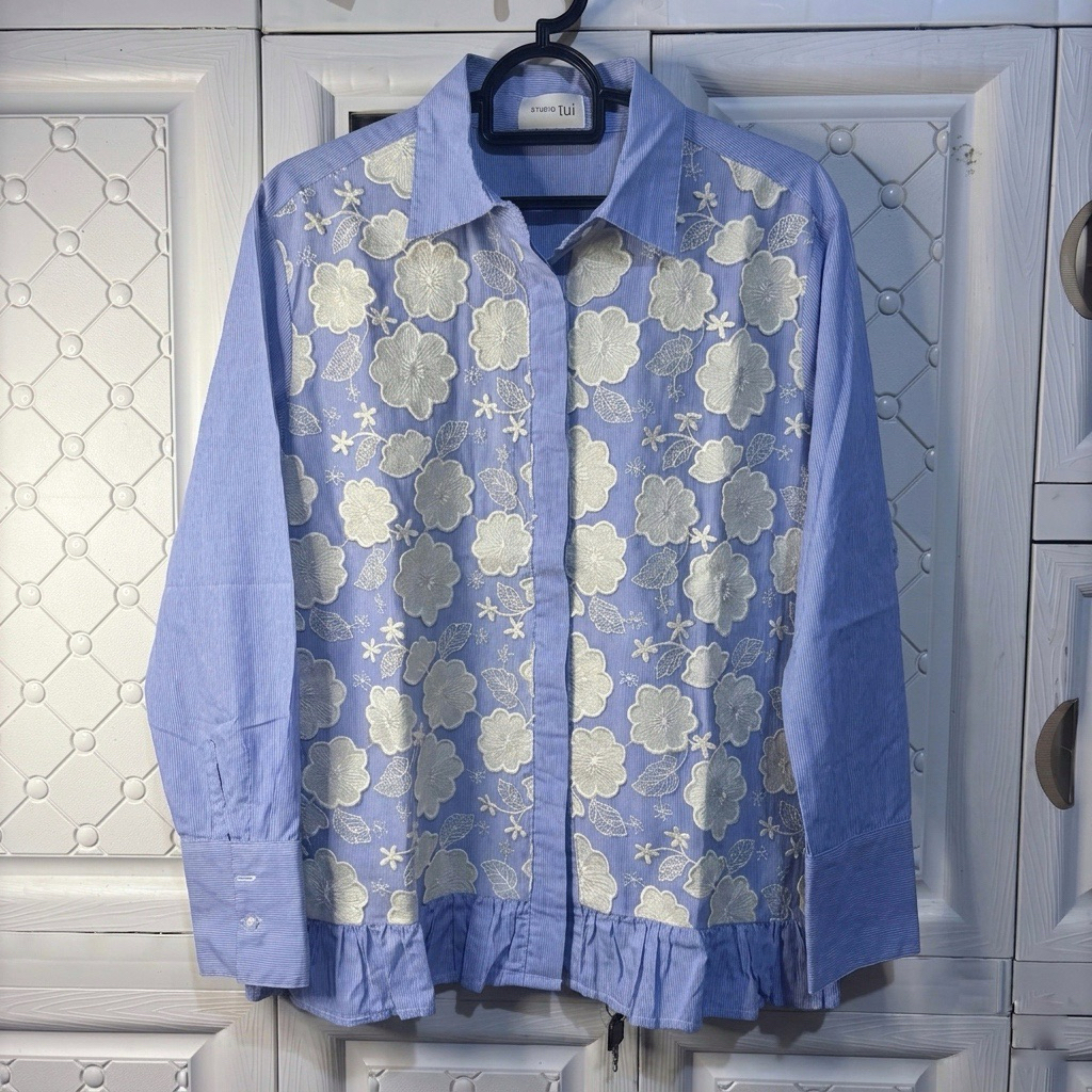 [ Preloved ] STUDIO TUI - Kemeja Wanita Striped Blue Bunga-Bunga Putih