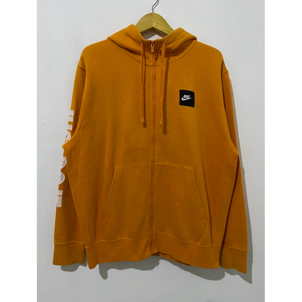 hoodei Nike Spellout casual style outfit mewah