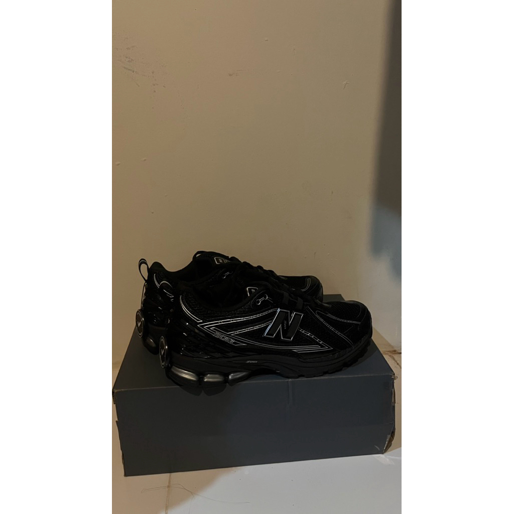 NB 1906R Black Metallic Silver
