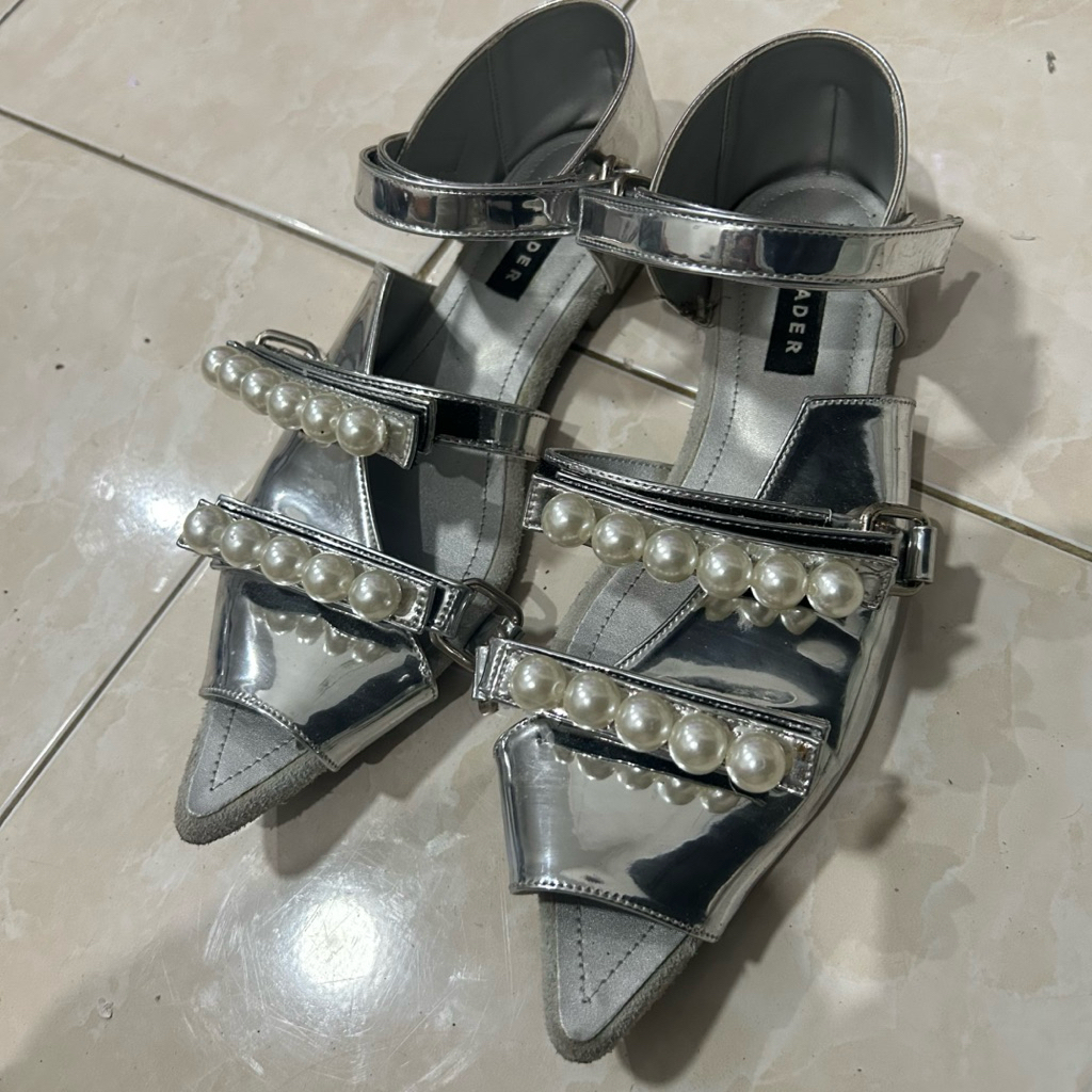 MADER Boba Pearl Open Toe Shoes - Silver Second Preloved Used Good Condition